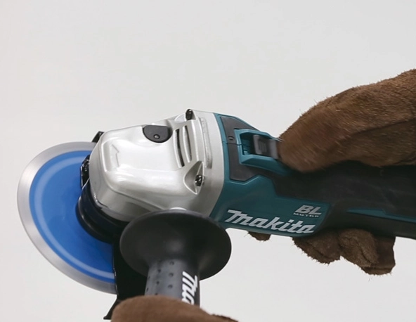 Meuleuse MAKITA 18V Li-Ion 5.0 Ah Ø125mm - 2 Batterie, Chargeur, En Coffret - DGA506RTJ 2 Meuleuse MAKITA 18V Li-Ion 5.0 Ah Ø125mm - 2 Batterie, Chargeur, En Coffret - DGA506RTJ – Image 2